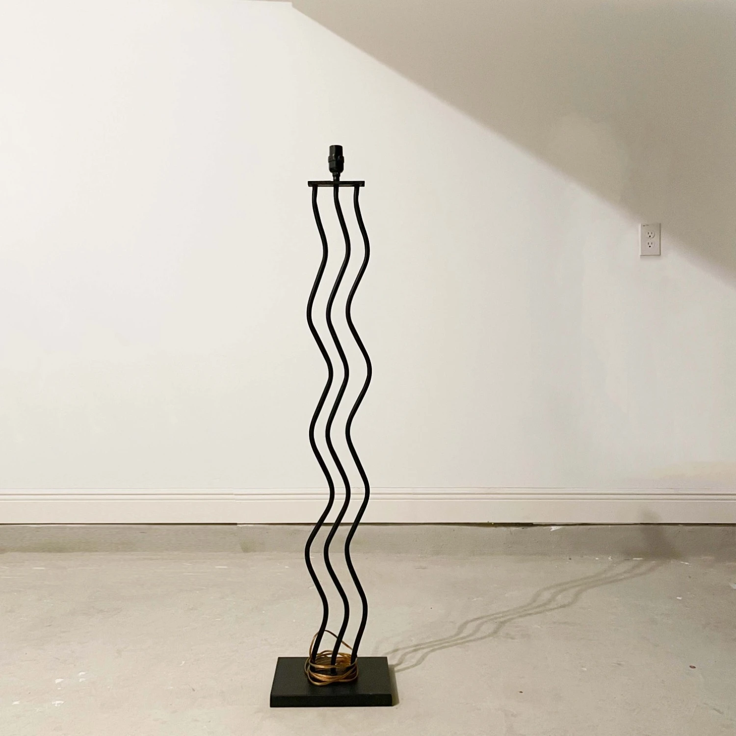 Memphis Style Sculptural Curved Wavy Floor Lamp 7 Memphis Style Sculptural Curved Wavy Floor Lamp - Image 5