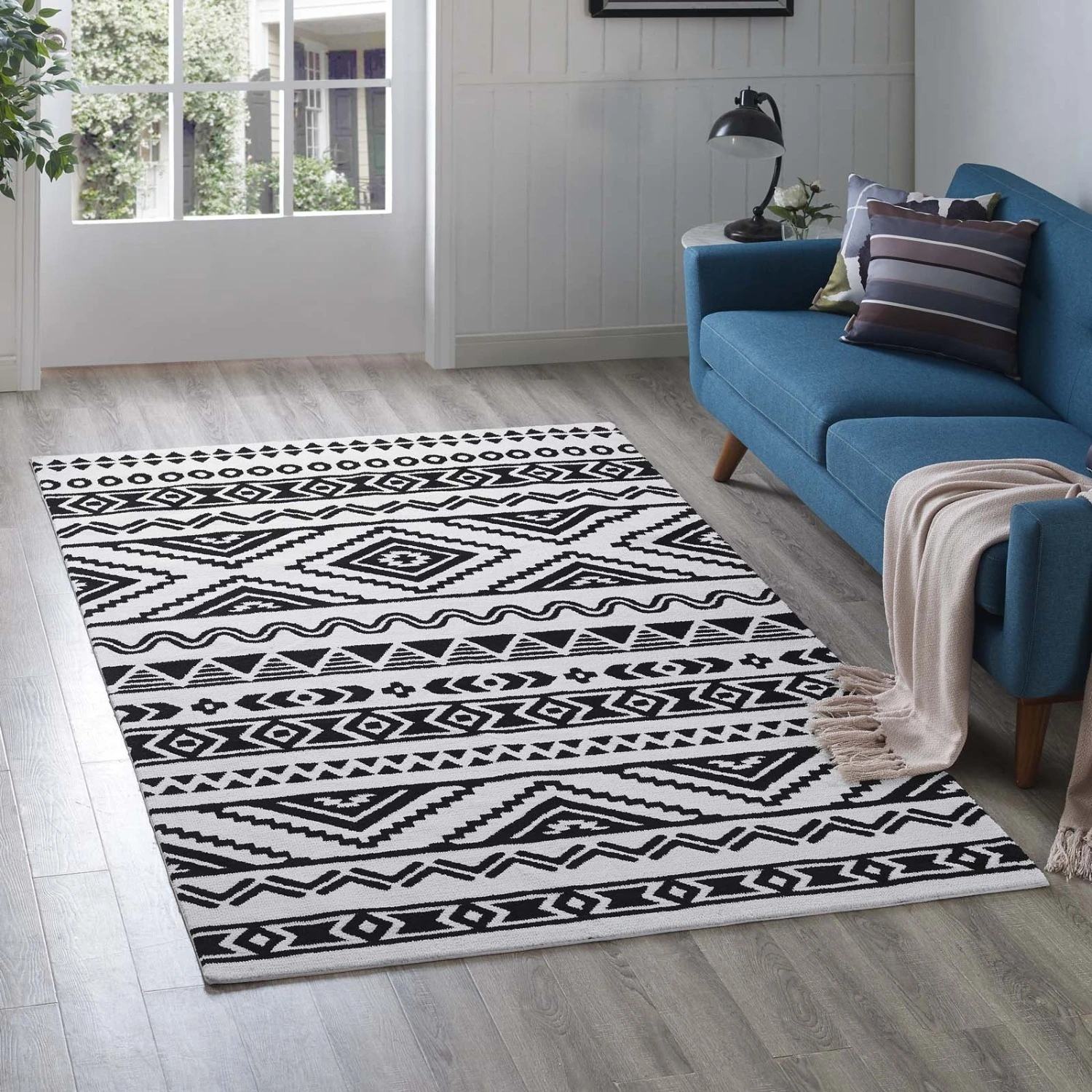 Other 5x8 Area Rug In Geometric Pattern Black & White 4 Other 5x8 Area Rug In Geometric Pattern Black & White - Image 2
