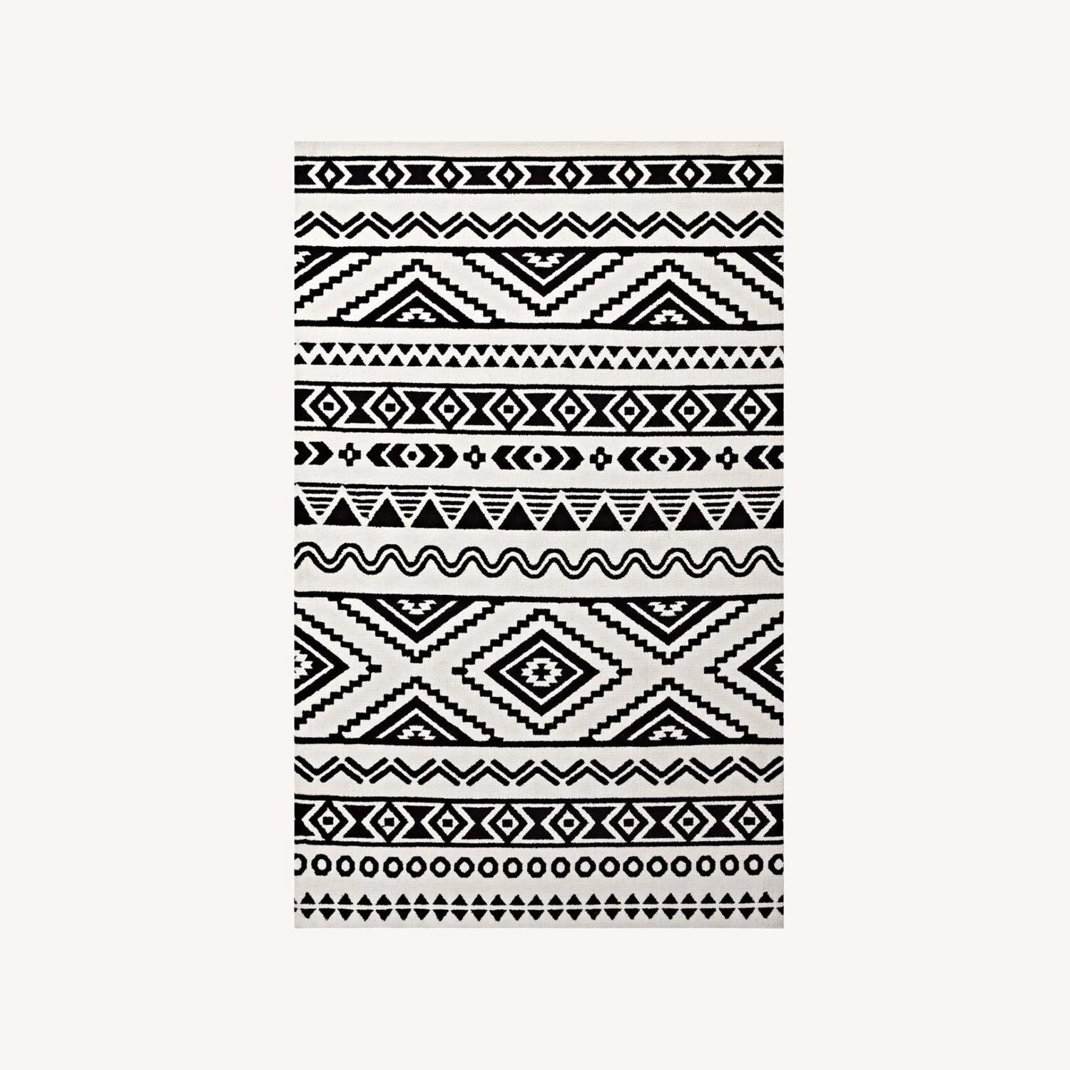 Other 5x8 Area Rug In Geometric Pattern Black & White 5 Other 5x8 Area Rug In Geometric Pattern Black & White - Image 3
